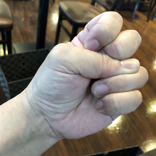 手の親指を閉めて、体の力を抜き、声をだす。